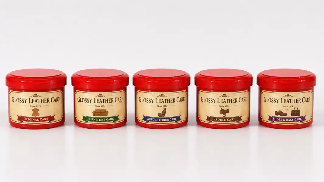 Leren bank met Glossy Leather Care producten